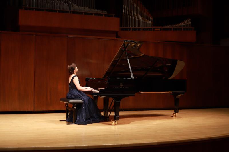 Jiawei Lyu playing piano