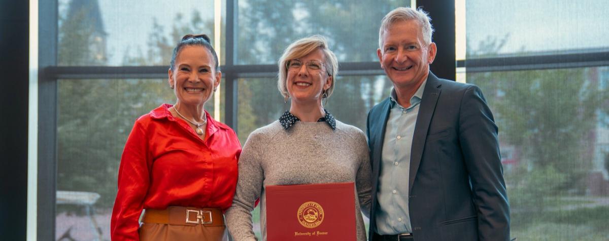 kateri smiling with chancellor and provost