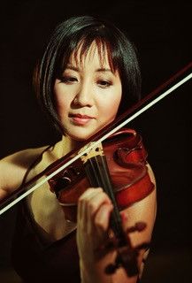 Linda Wang playing the violin